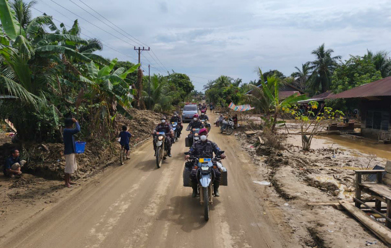 Garda Terdepan, Prajurit TNI AL Terjun Langsung Salurkan Bantuan Kemanusiaan di Aceh