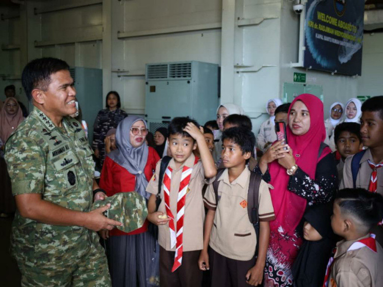 Trauma Healing dan Pengobatan Massal di KRI RJW-992, Pulihkan Kesehatan dan Mental Korban Bencana