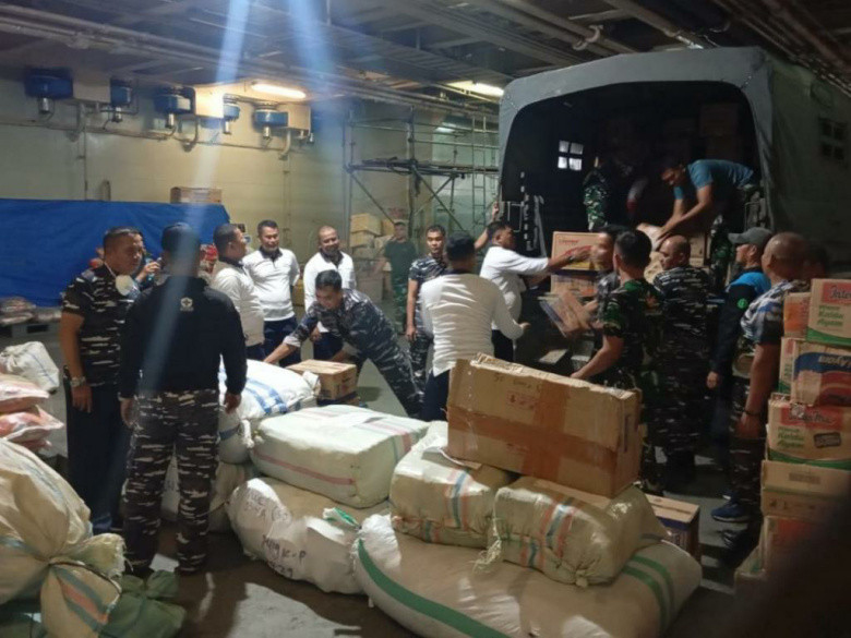 Menembus Jalur Darat dan Laut, TNI AL Serentak Salurkan Bantuan untuk Korban Bencana