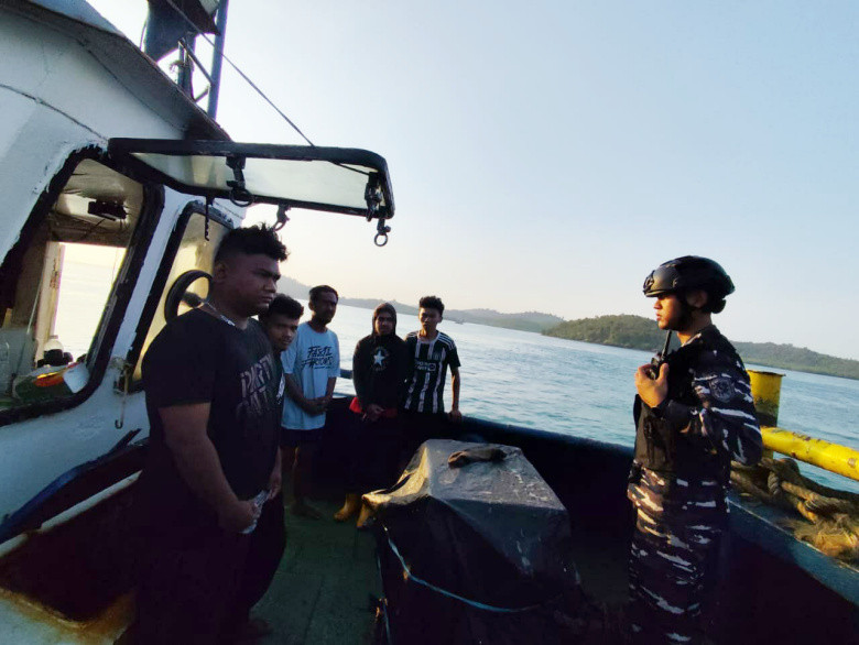 Kapal Cepat Rudal KRI Surik-645 Tangkap Tug Boat Bawa Solar Ilegal