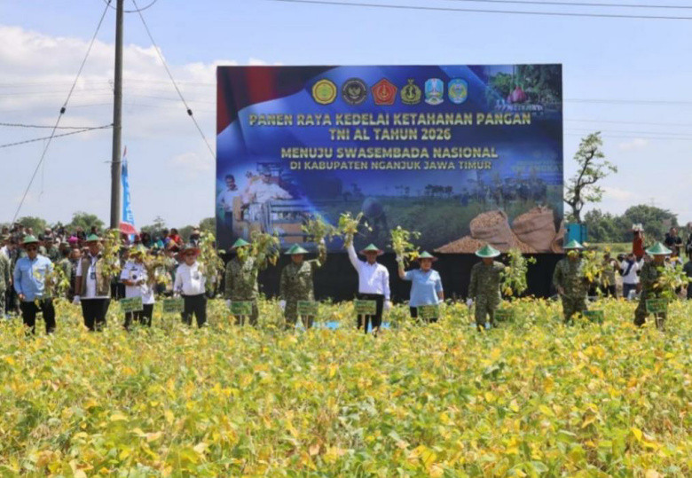 TNI AL Panen Raya Kedelai di Nganjuk, Mentan dan Titiek Soeharto Janji Kawal Kesejahteraan Petani