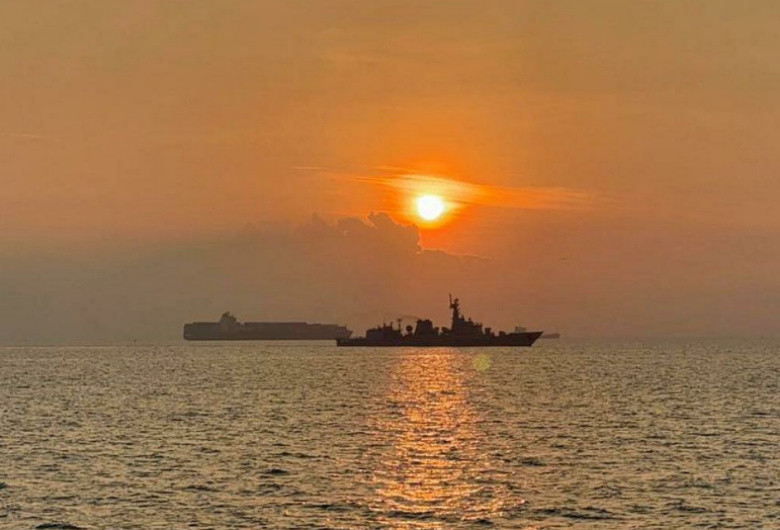 3 Kapal Perang Pakistan Diawasi KRI Wiratno-379 di Teluk Jakarta