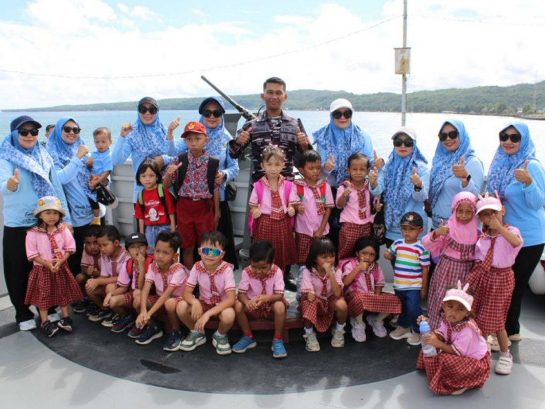 Dibawa Naik Kapal Perang KRI Marlin-877 di Kepulauan Selayar, Bocah TK Kepingin Jadi Tentara