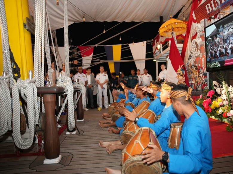 Atraksi Budaya Nusantara Tim KJK 2026 di KRI Bima Suci Memukau Pejabat di Busan Korea Selatan