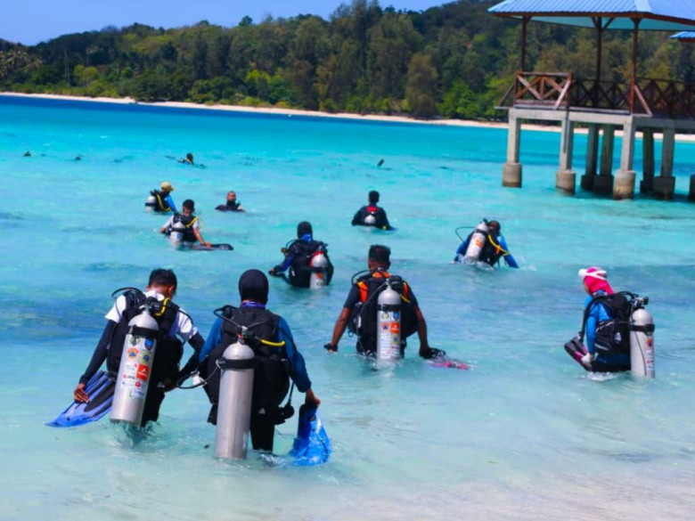 Tim Kodaeral IX dan Wanadri Selam Konservasi Terumbu Karang dan Bersihkan Bawah Laut
