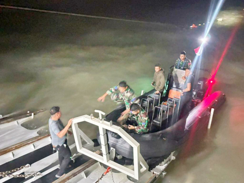 Perahu terbalik, 2 Nelayan Diselamatkan Prajurit KRI BHT-370 di Selat Madura