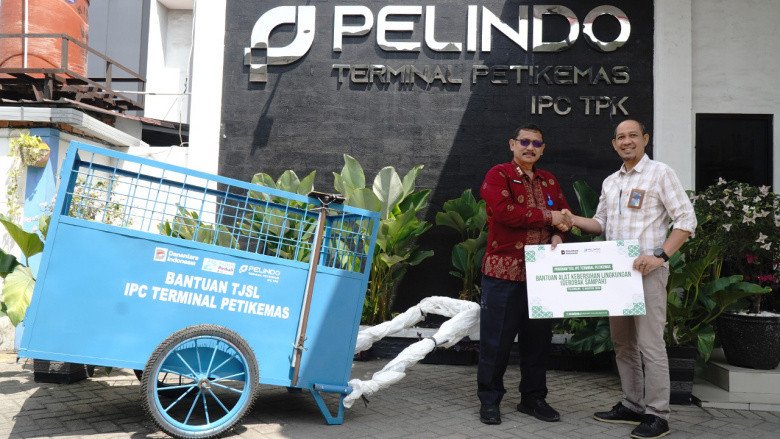 IPC TPK Salurkan Gerobak Sampah, Perkuat Kebersihan Palembang
