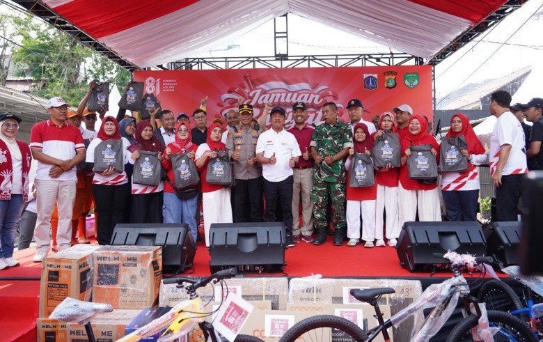 4 Ton Ikan Layang Ditebar KKP untuk Warga Jakarta Pusat