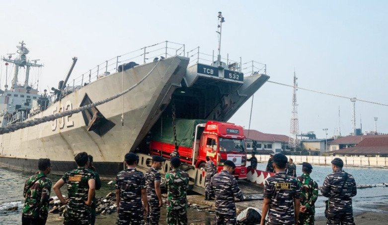 TNI AL Kerahkan 5 Kapal Perang, 2 Helikopter dan Ratusan Prajurit di Lokasi Gempa Bumi NTT
