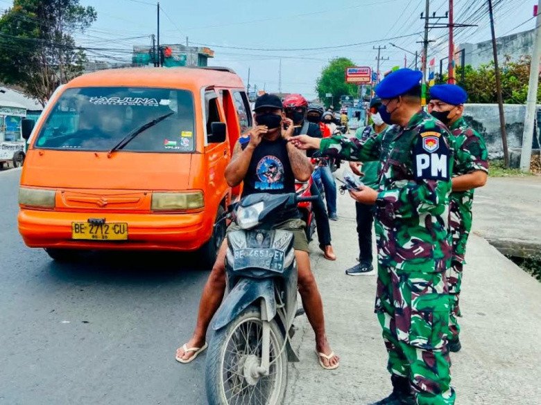 Gunung Anak Krakatau Meletus, Lanal Lampung Bagikan Masker