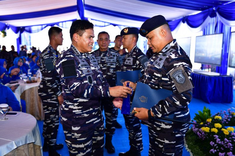 Prajurit  dan Penyelam TNI AL  Operasi SAR KMP Virgo Transport 8 Diganjar Penghargaan