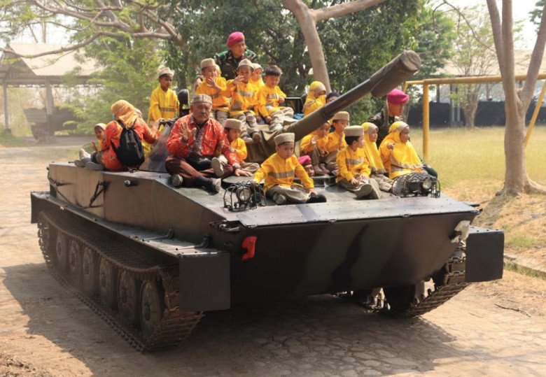 Senangnya Bocah-bocah TK Dewi Sartika Wonokromo Naik Tank Amfibi 2 Marinir