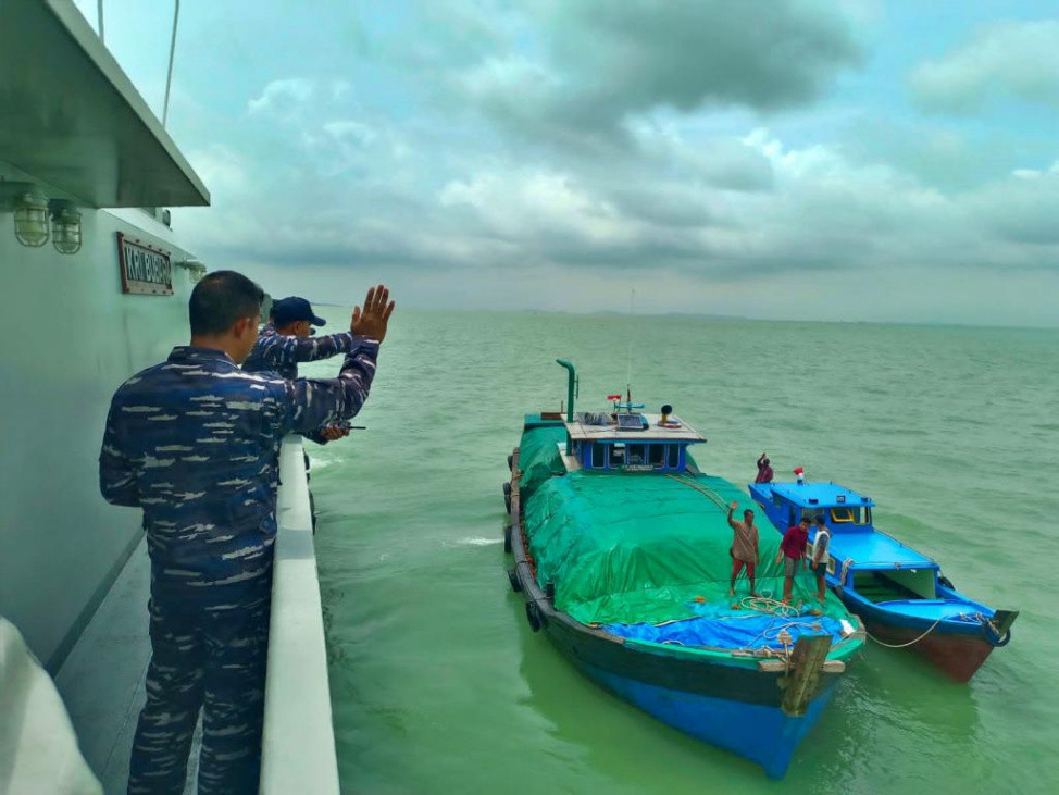 Diterjang Gelombang Besar, Kapal Bawa 60 Ton Kelapa Diselamatkan Kapal Perang TNI AL