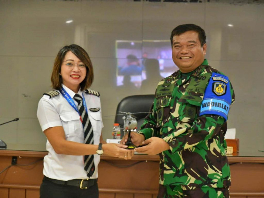 Perempuan Bisa Terbang, Pilot Kawakan Berbagi Ilmu dengan Wanita Penerbang TNI AL