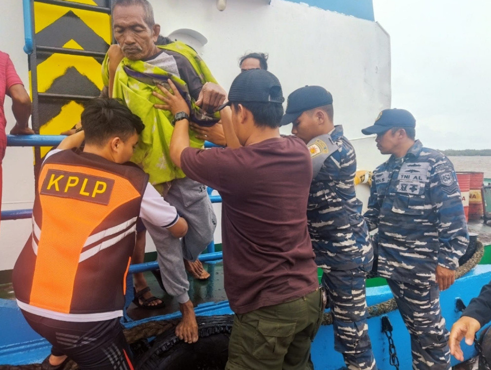 8 ABK Terapung-apung di Laut Kalimantan Barat, Dievakuasi TNI AL