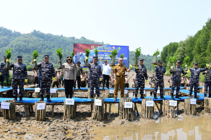 Warga Lampung Berduyun-duyun Ikuti Baksos TNI AL dan Kampung Bahari Nusantara