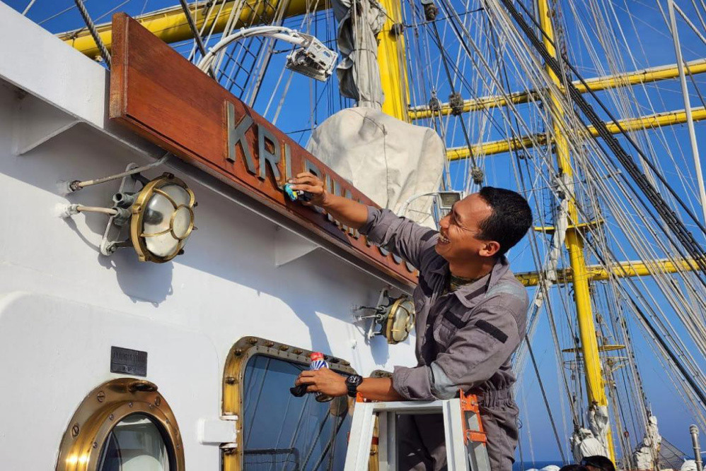 Begini Cara Unik Merawat Kilaunya Kapal Perang, Ternyata Pakai Sabut Kelapa