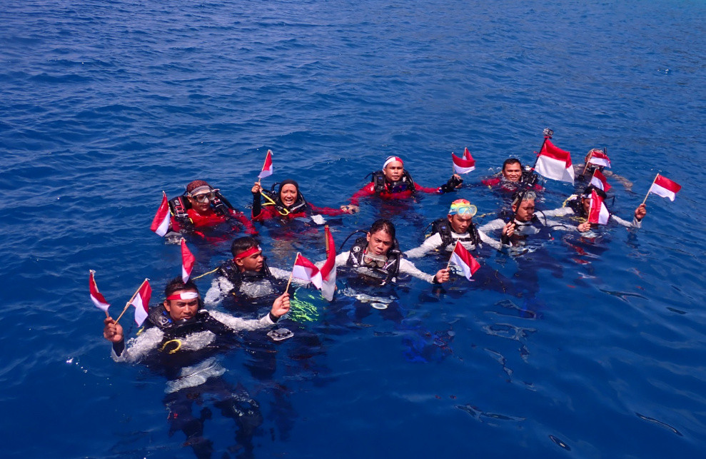 Wuiiih! Bendera Merah Putih Berkibar di Bawah Laut Pulau Bando