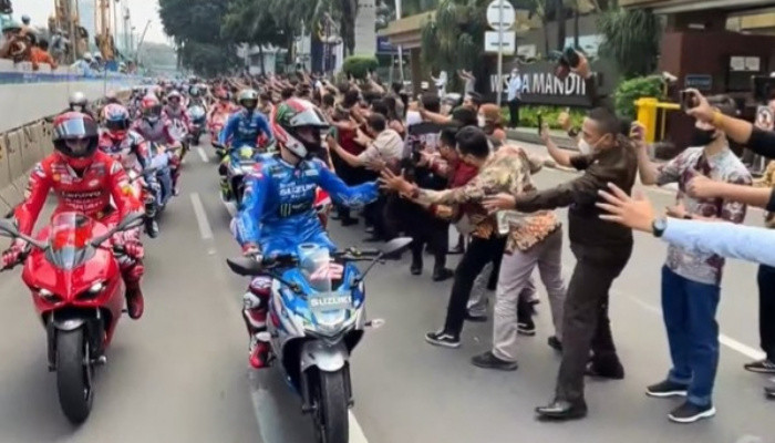 Konvoi 20 Pembalap MotoGP,   Marquez Disambut Antusias Warga Jakarta