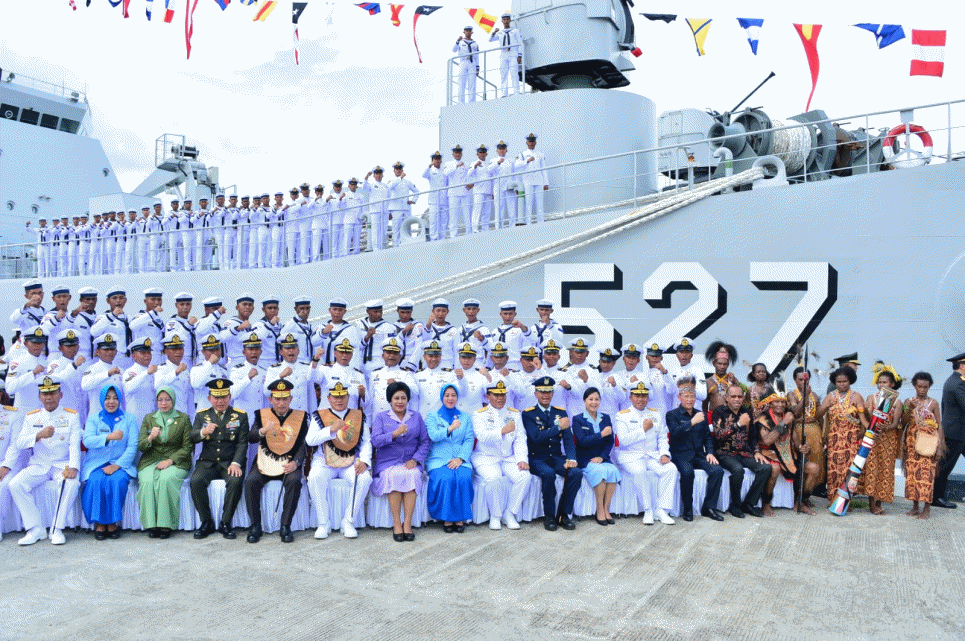 Panglima TNI Kukuhkan KRI Teluk Wondama-527 Sebagai Kapal Angkut Tank Terbaru TNI AL